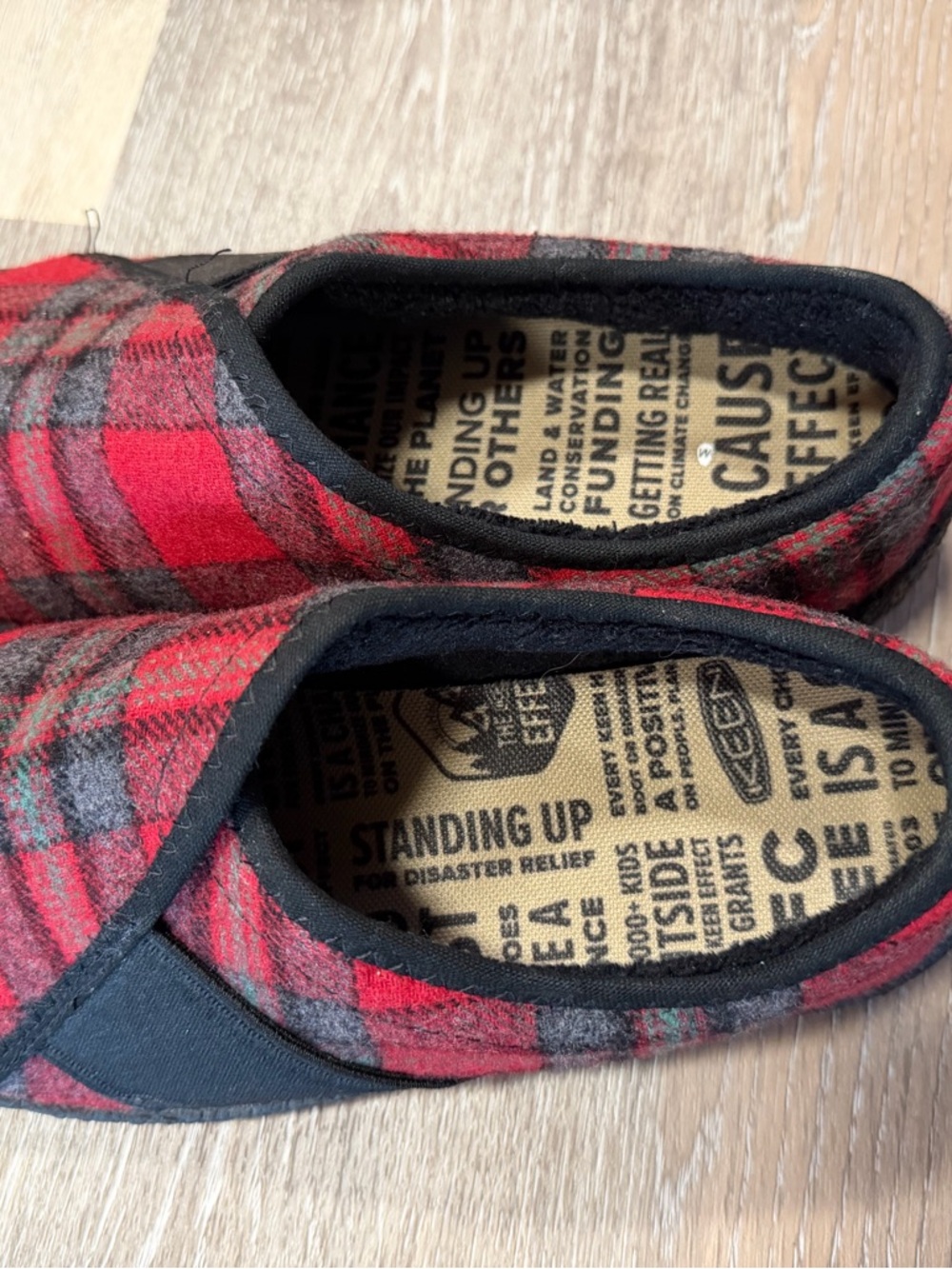 Keen Howser Slip-On Red Plaid Wrap Toe Shoes Slipper Womens Size 8 - Picture 3 of 9